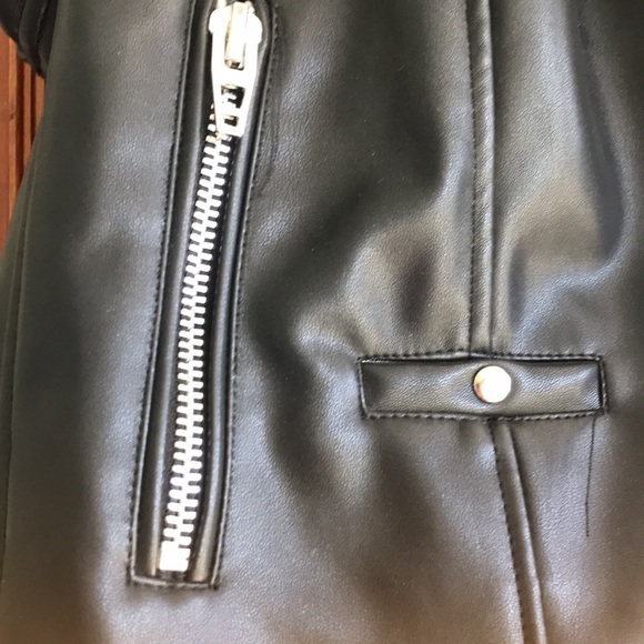 Blank NYC biker faux leather vest, ruffle shoulder size L - Picture 4 of 8